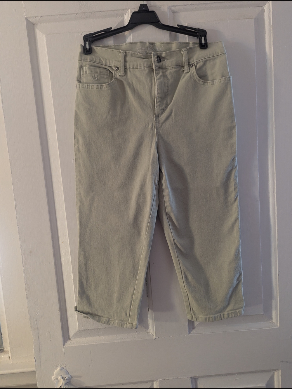 Gloria Vanderbilt Cropped Straight Capris in Light Sage